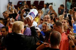 Donald Trump distribue de l'essuie-tout aux sinistrés de Porto Rico comme s'il jouait au basket