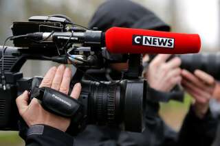 Le patron de CNews accuse Véran de boycotter sa chaîne et France 2 de 