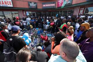 Plusieurs centaines de personnes s'étaient rassemblées devant le magasin où a été abattu le rappeur Nipsey Hussle, au lendemain de son assassinat.