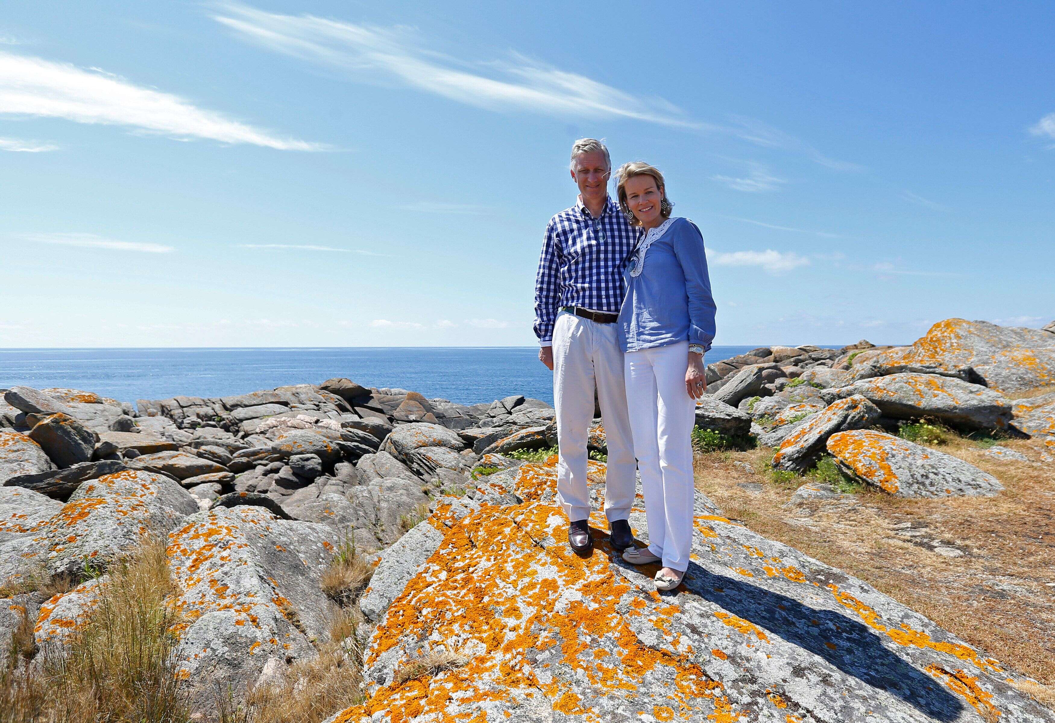 Le roi Philippe de Belgique et la Reine Mathilde lors de vacances sur l'Île d'Yeu, en juillet 2013.