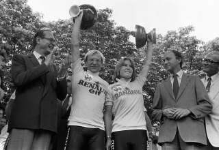 Jacques Chirac -ici lors du Tour de France 1984- sera honoré par l'édition 2020 avec une étape au final devant le musée de Sarran.