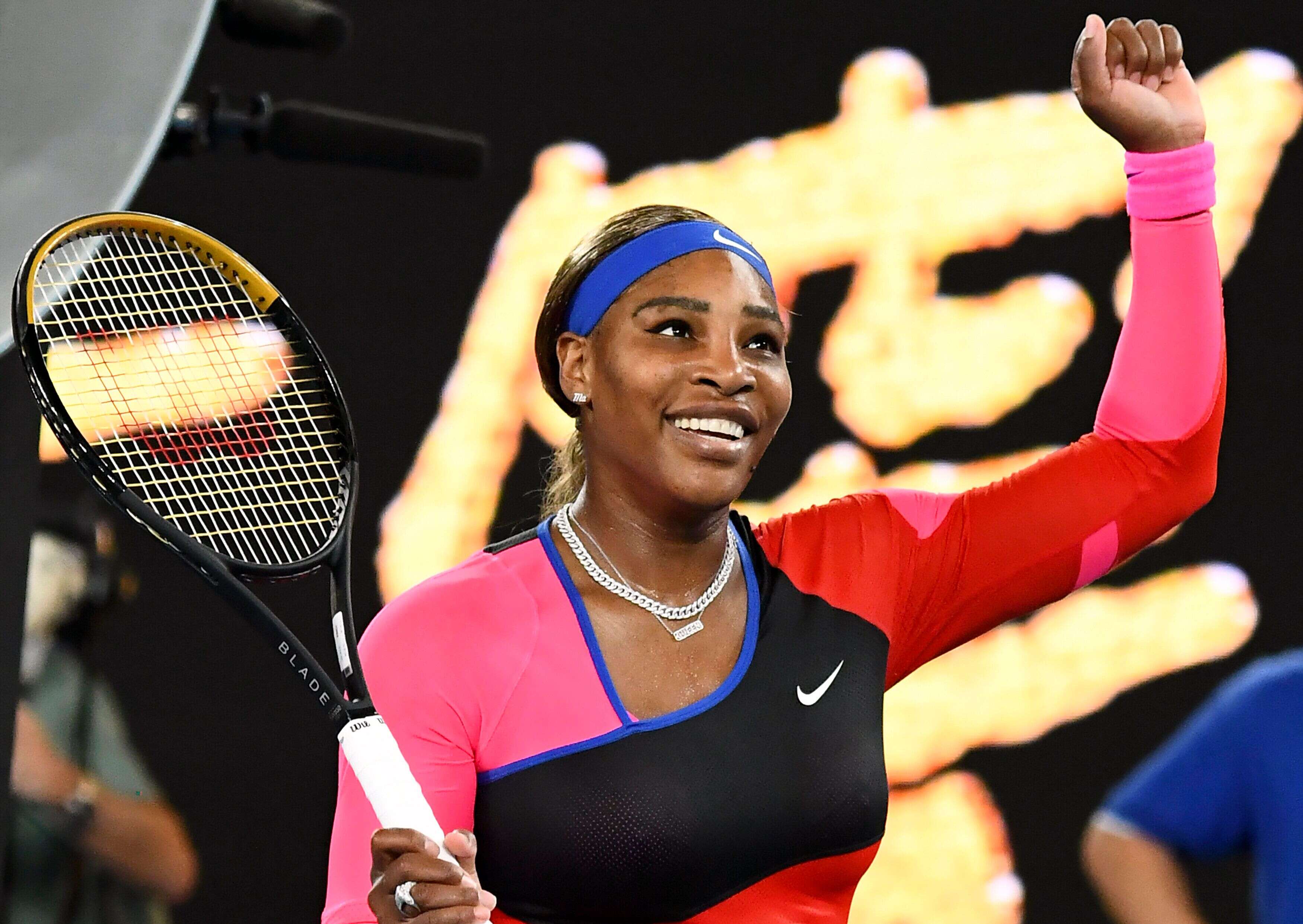 L'Américaine Serena Williams célèbre sa victoire contre la Roumaine Simona Halep lors de leur match de quart de finale à l'Open d'Australie, le 16 février 2021.