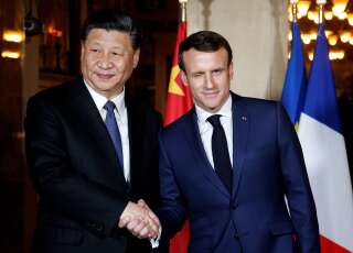 Le Président Emmanuel Macron serre la main du Président de la Chine Xi Jinping lors de leur arrivée à la Villa Kerylos pour un dîner officiel, le 24 mars 2019 à Beaulieu-sur-Mer près de Nice.