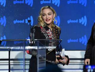 Madonna, ici le 4 mai à NYC, répond à un fan qui l'attaque en justice à cause du retard à ces concerts.