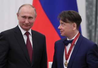 Valentin Yudashkin aux côtés de Vladimir Poutine, qui l'avait décoré au Kremlin le 23 mai 2019.