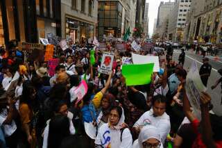 Trump sur Charlottesville: Olivia Wilde, Michael Moore et des centaines de manifestants devant la Trump Tower pour dénoncer le racisme