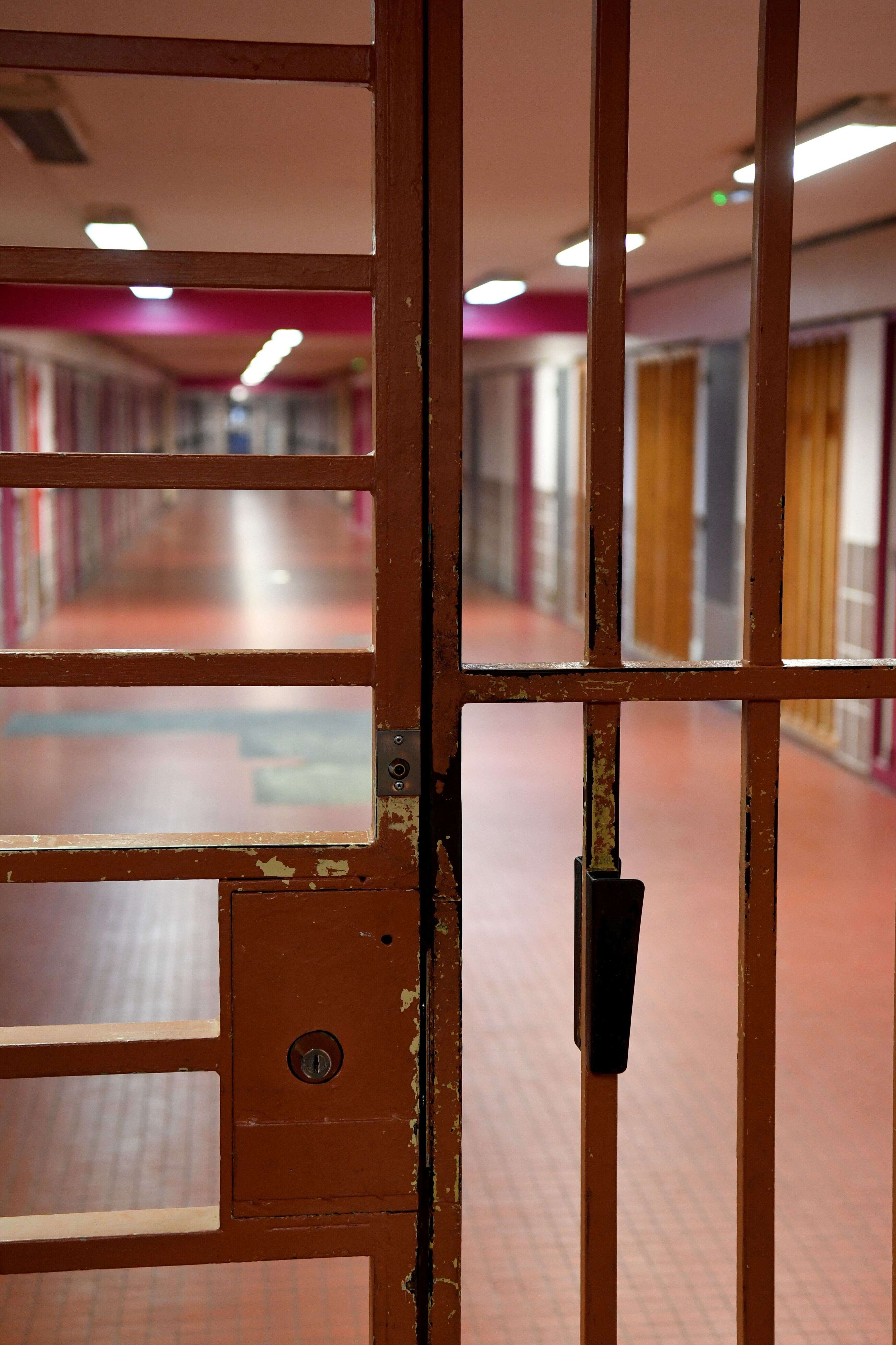 Les couloirs d'une prison dans l'Isère (image d'illustration).