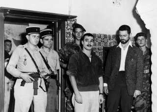 Yacef Saadi, ici au centre avec la moustache, était un héros de l'indépendance de l'Algérie et notamment de la bataille d'Alger. Il est mort le 10 septembre à l'âge de 93 ans (photographie prise en octobre 1957 à l'occasion de l'arrestation de Yacef Saadi à Alger).
