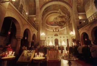 Des popes orthodoxes de nationalité grecque célèbrent le 31 janvier 2000 la Fête du Pain dans l'église orthodoxe du 16e arrondissement de Paris.