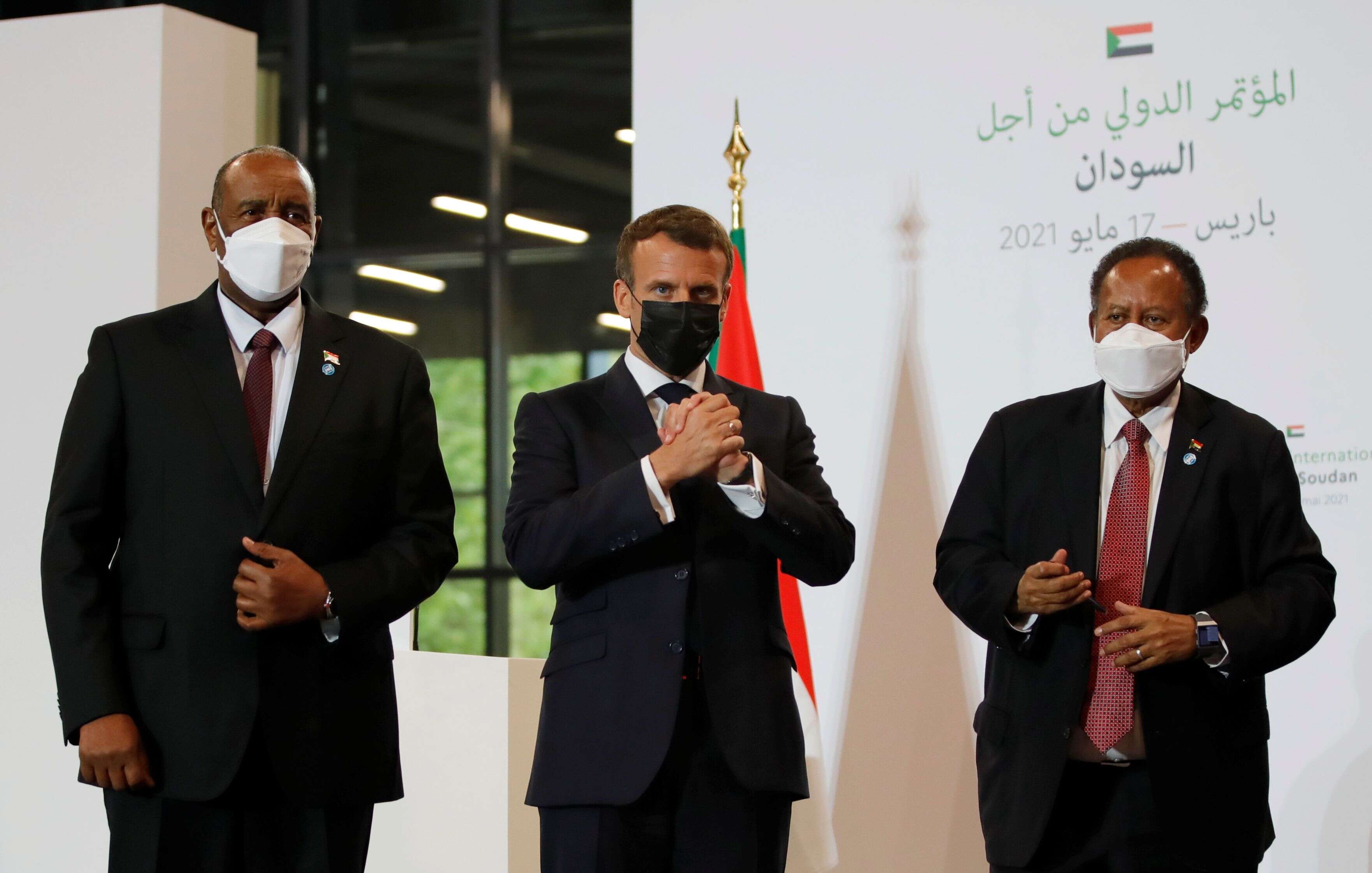 Le chef général du Conseil souverain du Soudan Abdel Fattah al-Burhan, Emmanuel Macron et le Premier ministre soudanais Abdalla Hamdok, à Paris, le 17 mai 2021.