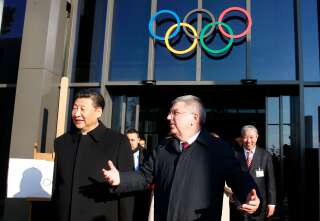 Le président chinois Xi Jinping, photographié ici en 2017 à Lausanne en compagnie du président du Comité international olympique Thomas Bach, a fait du sport le théâtre d'un jeu d'influence visant à donner une image favorable de son pays.