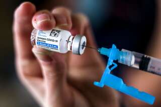 Une soignante tire une dose de vaccin Johnson & Johnson dans la ville de Thornton dans le Colorado. Photo d'illustration.
