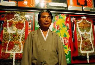Kenzo Takada, fondateur de la marque Kenzo, est mort des suites du Covid-19 (Photo de Kenzo Takada devant ses œuvres dans une galerie d'art de Buenos Aires en 2009. Photoo par REUTERS/Enrique Marcarian)