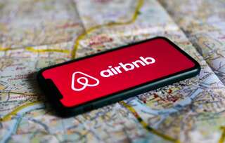 “Aujourd’hui, nous annonçons que les employés d’Airbnb peuvent vivre et travailler n’importe où”, a écrit Brian Chesky, cofondateur et directeur général du site, sur Twitter.