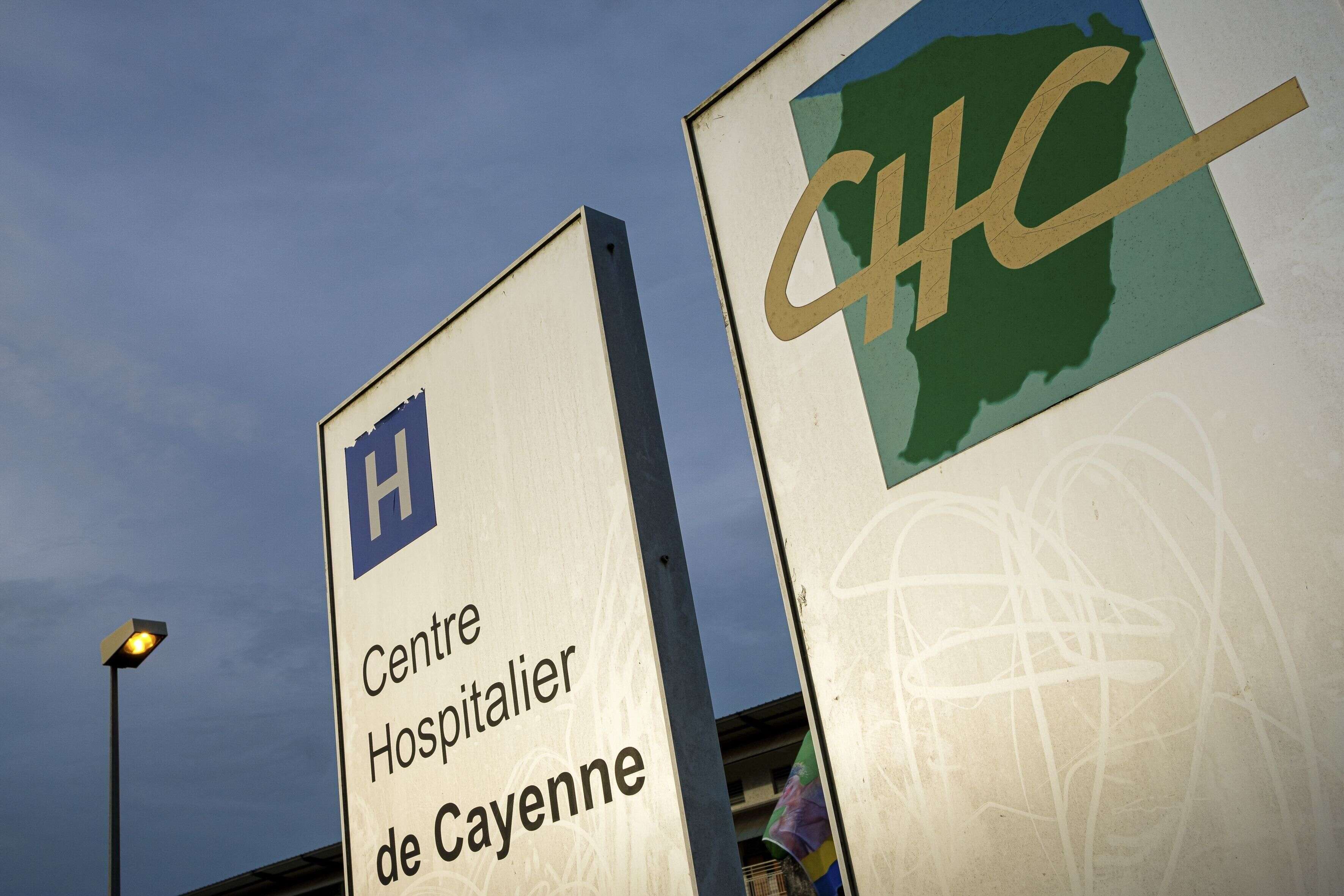L'infectiologue Karine Lacombe renonce à se rendre en Guyane pour son essai controversé sur le coronavirus (photo d'illustration prise devant le Centre Hospitalier de Cayenne en Guyane le 20 juin)