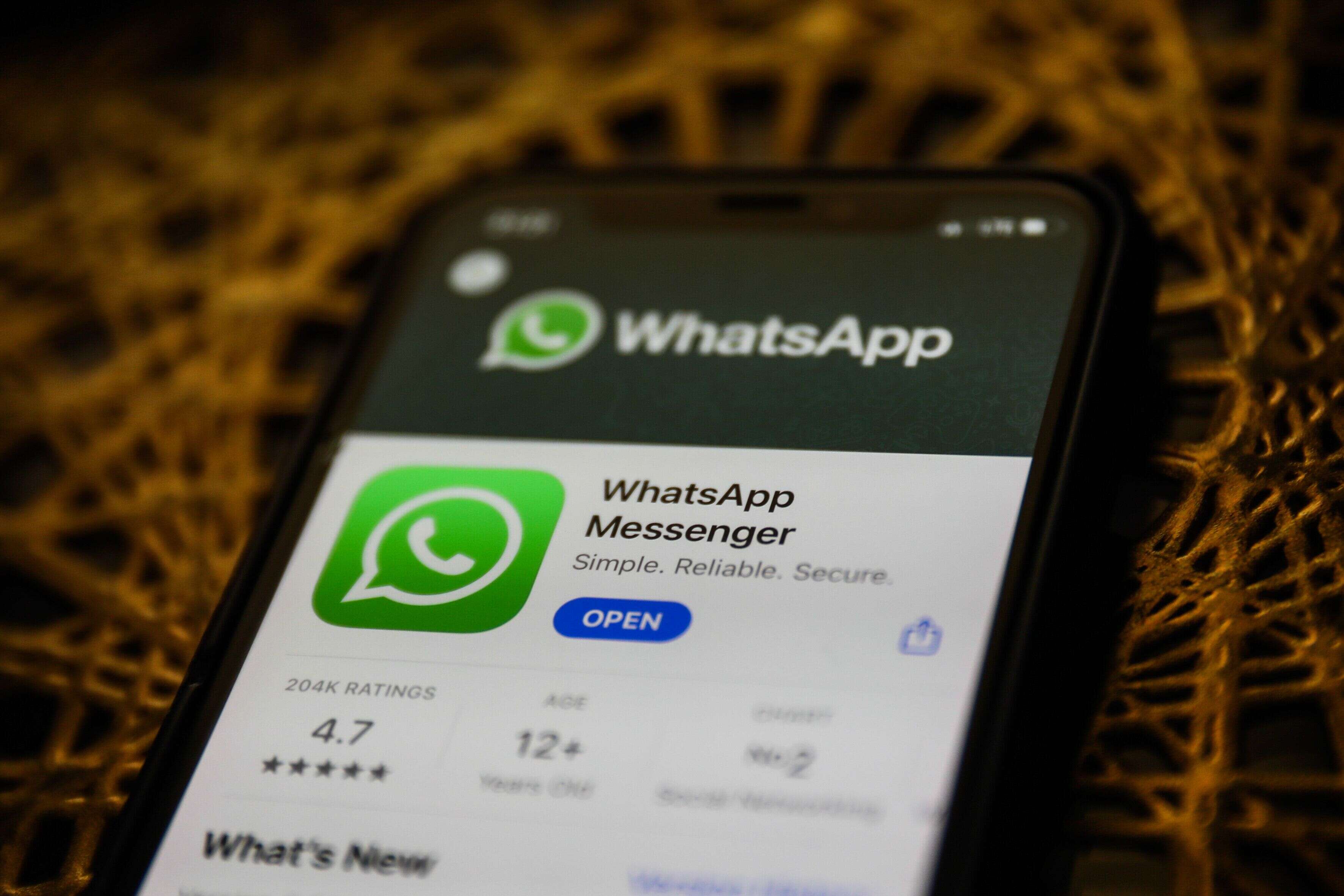 Face au tollé, WhatsApp fait marche arrière sur le partage de données (photo d'illustration, Jakub Porzycki/NurPhoto/Getty Images)