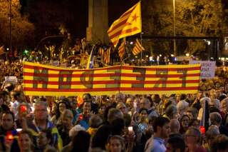 Des centaines de milliers de Catalans manifestent pour la libération de deux chefs indépendantistes