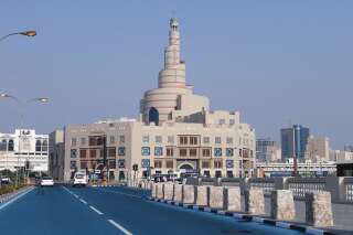 À Doha, des routes ont même été repeintes en bleu pour essayer de faire baisser la température du tarmac.