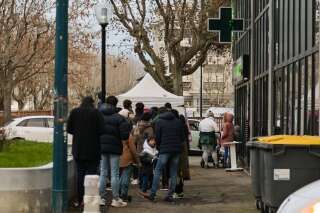 Des personnes attendant de se faire tester devant une pharmacie à Clermont-Ferrand, le 5 janvier 2022.