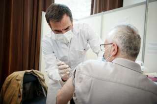 Olivier Véran administre une dose de vaccin à un patient à Montrouge le 11 mai 2021. (Photo d'illustration)