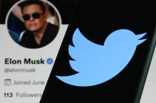 Le logo Twitter affiché sur l'écran d'un téléphone et le profil Twitter d'Elon Musk affiché sur un écran sont visibles sur cette photo d'illustration prise à Cracovie, en Pologne, le 14 avril 2022. (Photo d' illustration de Jakub Porzycki/NurPhoto via Getty Images)