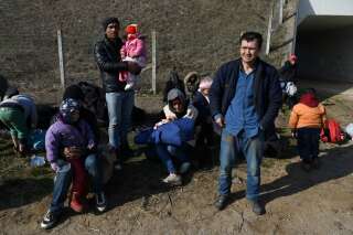 Des migrants arrêtés par la police près du poste frontière de Kastanies, en Grèce, le 1er mars 2020.