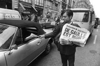 Un vendeur de rue propose à un automobiliste le journal France-Soir annonçant la mort du général Charles de Gaulle, le 10 novembre 1970, rue Réaumur à Paris.