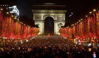 Des milliers de personnes ce vendredi 31 décembre sur les Champs-Elysées, ce vendredi 31 décembre 2021.