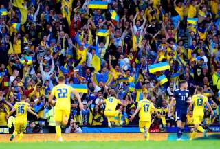 Après avoir éliminé l'Écosse mercredi à Glasgow, l'équipe de football d'Ukraine vise une victoire au pays de Galles ce dimanche pour se qualifier pour la Coupe du monde 2022 et oublier (un peu) la guerre.