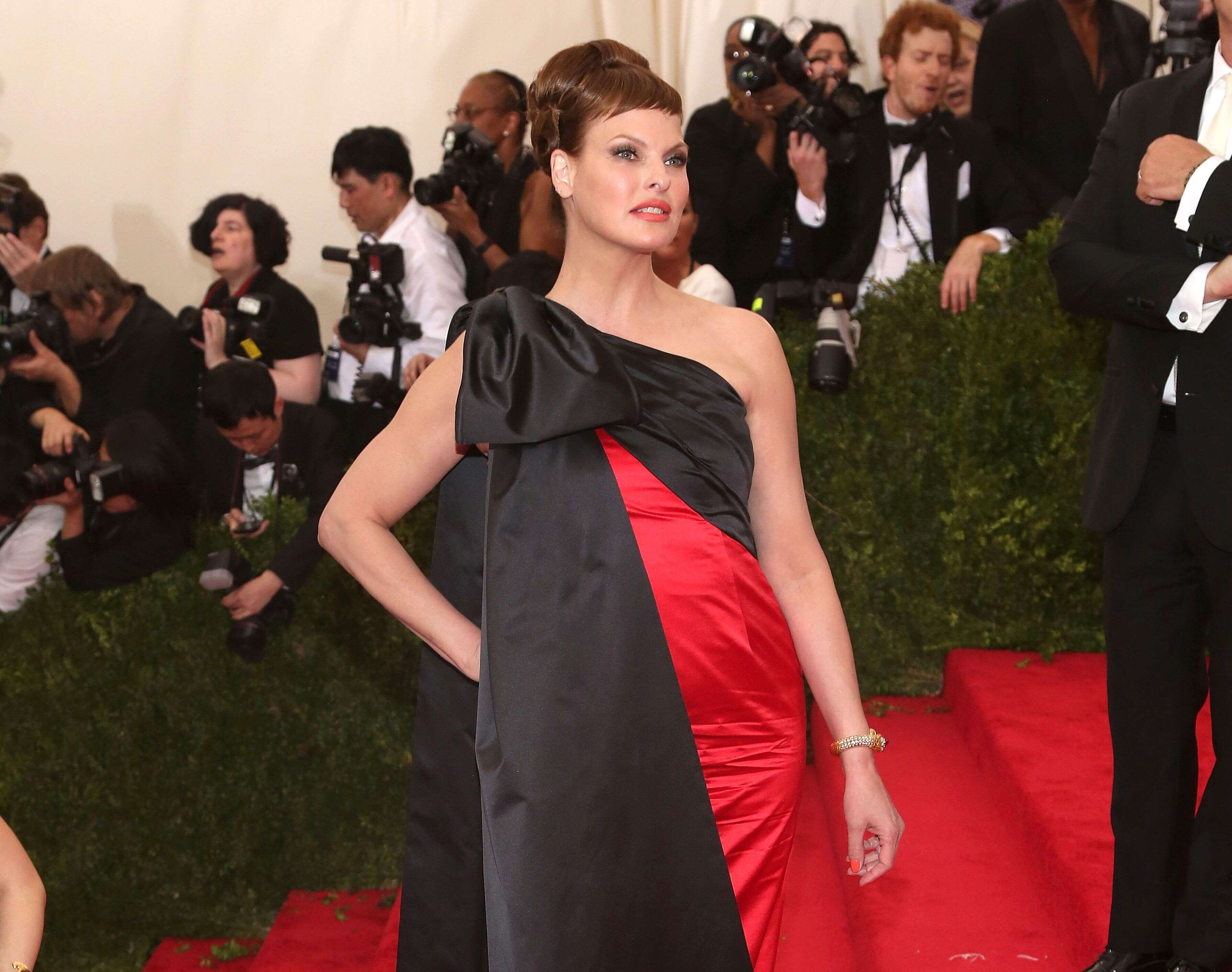 Linda Evangelista, ici sur le tapis rouge du gala du Met, au mois de mai 2015.