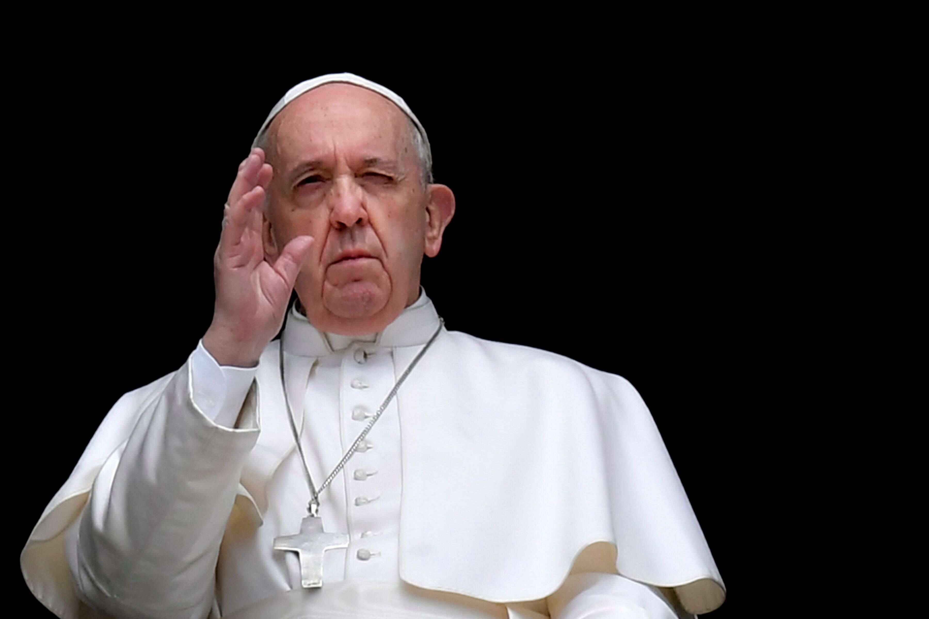 Le pape François depuis la bibliothèque du palais au Vatican le lundi de Pâques, le 13 avril 2020