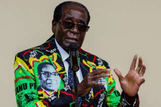 Robert Mugabe porte des costumes à son effigie, c'est ce qui arrive après 37 ans de pouvoir