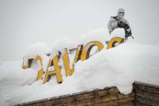 Davos recouverte de neige avant le Forum économique mondial, les manifestations interdites