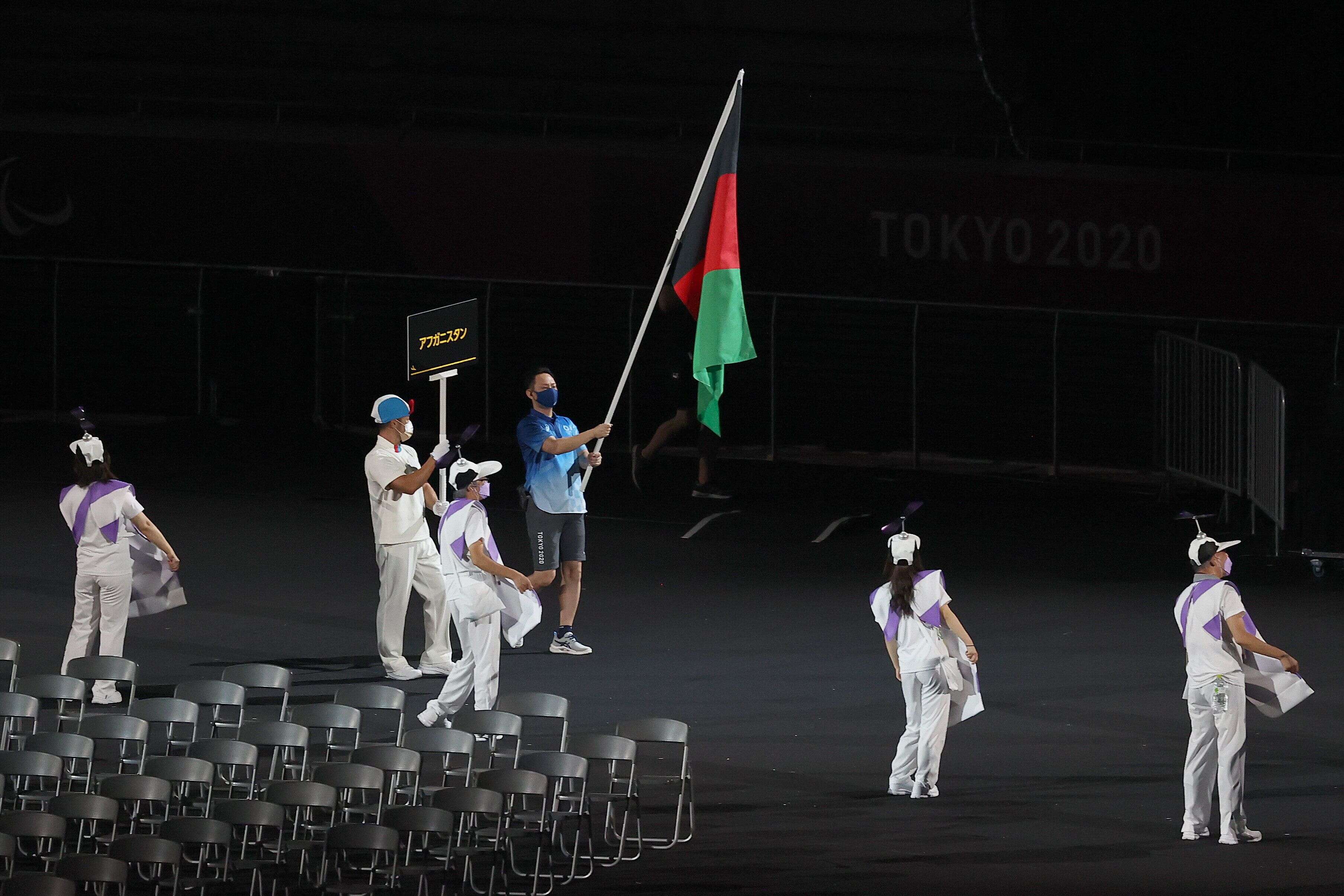 Lors de la cérémonie d'ouverture des Jeux paralympiques le 24 août, le drapeau de l'Afghanistan a été symboliquement porté par des volontaires, en l'absence de délégation.