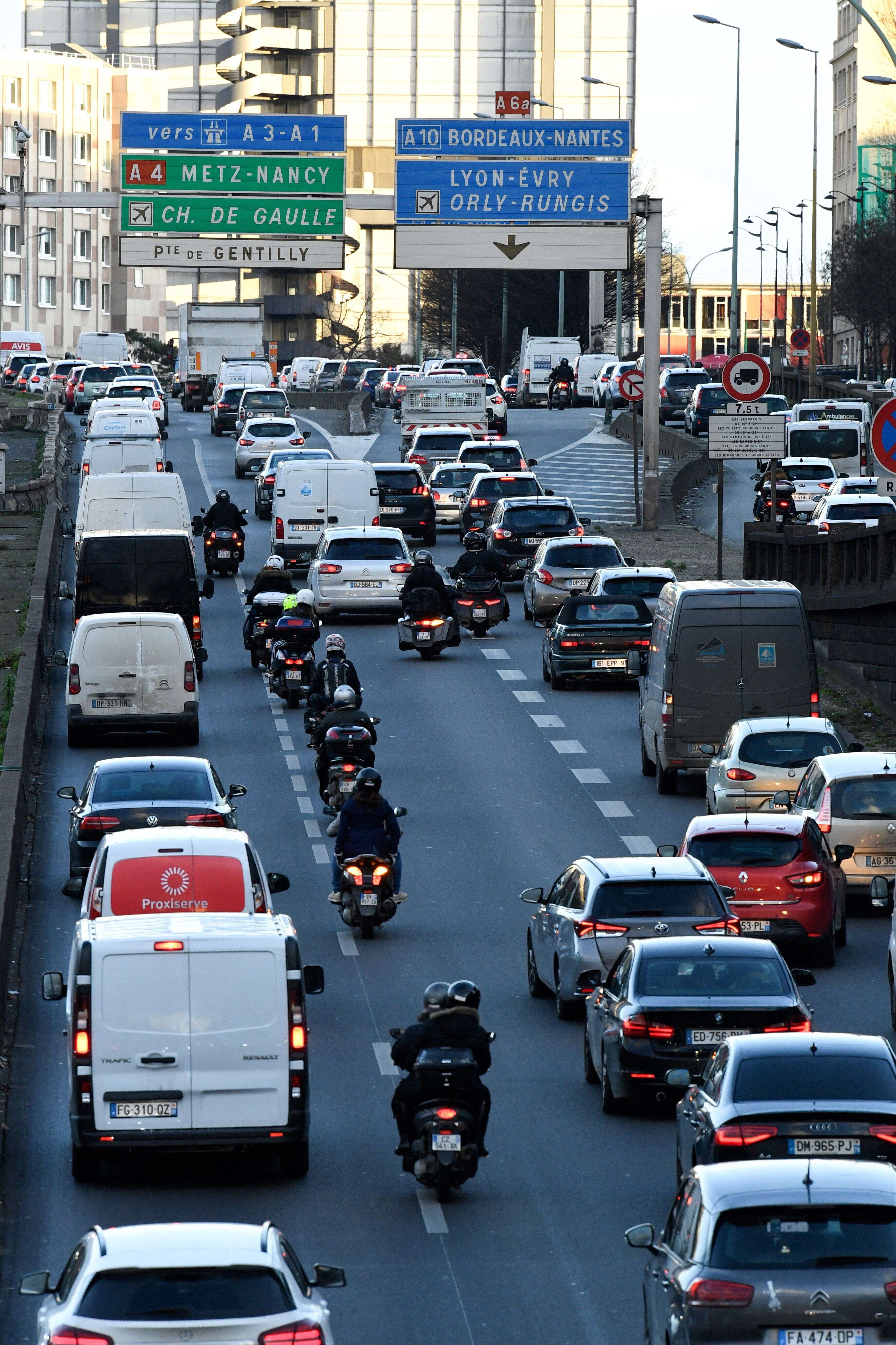 Interdite au mois de janvier, la circulation inter-files des deux roues va de nouveau être expérimenté dans une partie du pays à partir de ce lundi 2 août (photo d'illustration prise en décembre 2019 à Paris).
