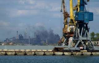 Le 29 avril 2022, de la fumée s’élevait au-dessus de l'usine sidérurgique d'Azovstal dans la ville de Marioupol, au milieu de l'action militaire russe en cours en Ukraine.