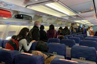 Les passagers s'apprêtant à débarquer de l'avion d'évacuation en provenance de Wuhan, à la base aérienne d'Istres-Le Tube (Bouches-du-Rhône), le 31 janvier 2020.
