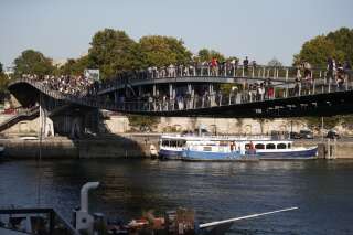 À la Marche pour le climat de Paris, des militants bloquent un pont et une passerelle