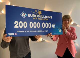 Stéphane Pallez, Présidente directrice générale du groupe FDJ, a remis la somme historique de 200 millions d’euros au grand gagnant de l'EuroMillions qui reste anonyme.