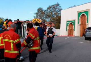 Des policiers et pompiers devant la mosquée de Bayonne ce 28 octobre.