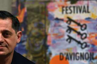 Olivier Py, directeur du Festival d'Avignon (ici devant l'affiche de l'édition 2019) a été contraint d'annuler l'édition 2020 après les annonces d'Emmanuel Macron sur l'annulation des festivals en raison de l'épidémie de coronavirus.