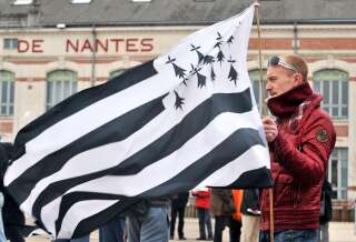 Ce vendredi 5 février, le Conseil municipal de Nantes a voté pour demander au gouvernement un référendum sur la réunification de la Bretagne et de la Loire-Atlantique. Cette revendication n'est pas nouvelle, comme le montre cette image prise lors d'une manifestation le 27 février 2010, devant la mairie nantaise. (Photo by Frank PERRY / AFP)