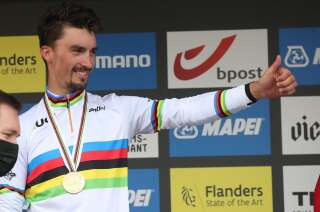 Julian Alaphilippe après sa victoire aux Championnats du monde de cyclisme ce 26 septembre 2021. REUTERS/Yves Herman