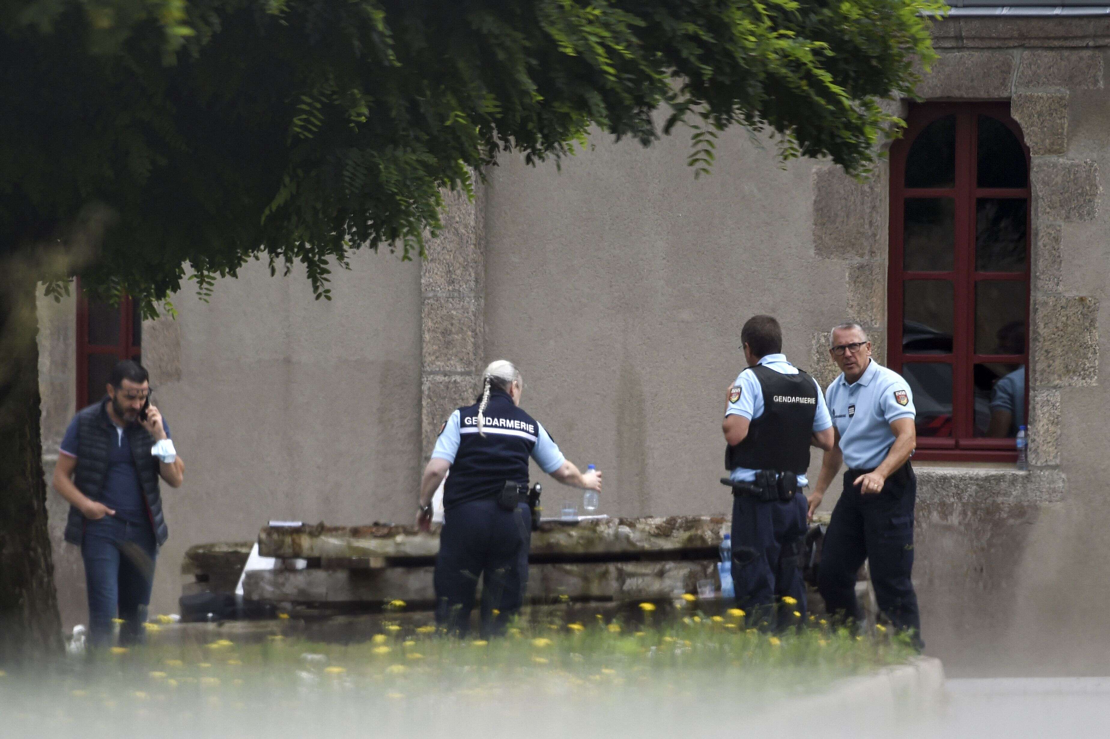 Le tueur présumé du prêtre en Vendée hospitalisé d'office, sa garde à vue levée (La police sur les lieux du meurtre d'Olivier Maire à Saint-Laurent-sur-Sèvre. Photo par Sebastien SALOM-GOMIS / AFP)