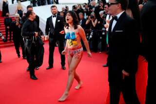 Festival de Cannes: Seins nus sur le tapis rouge, une activiste féministe dénonce les viols russes en Ukraine
