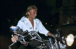 Johnny Hallyday sur sa Harley Davidson à Saint-Tropez, en juillet 1991