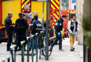 Des policiers sur les lieux de l'explosion d'un colis piégé à Lyon, ce 24 mai.