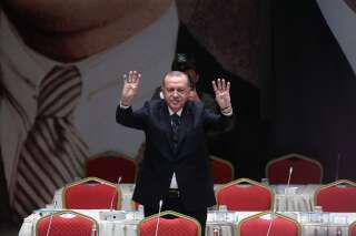 Erdogan menace d'envoyer 3,6 millions de migrants en réponse aux critiques européennes