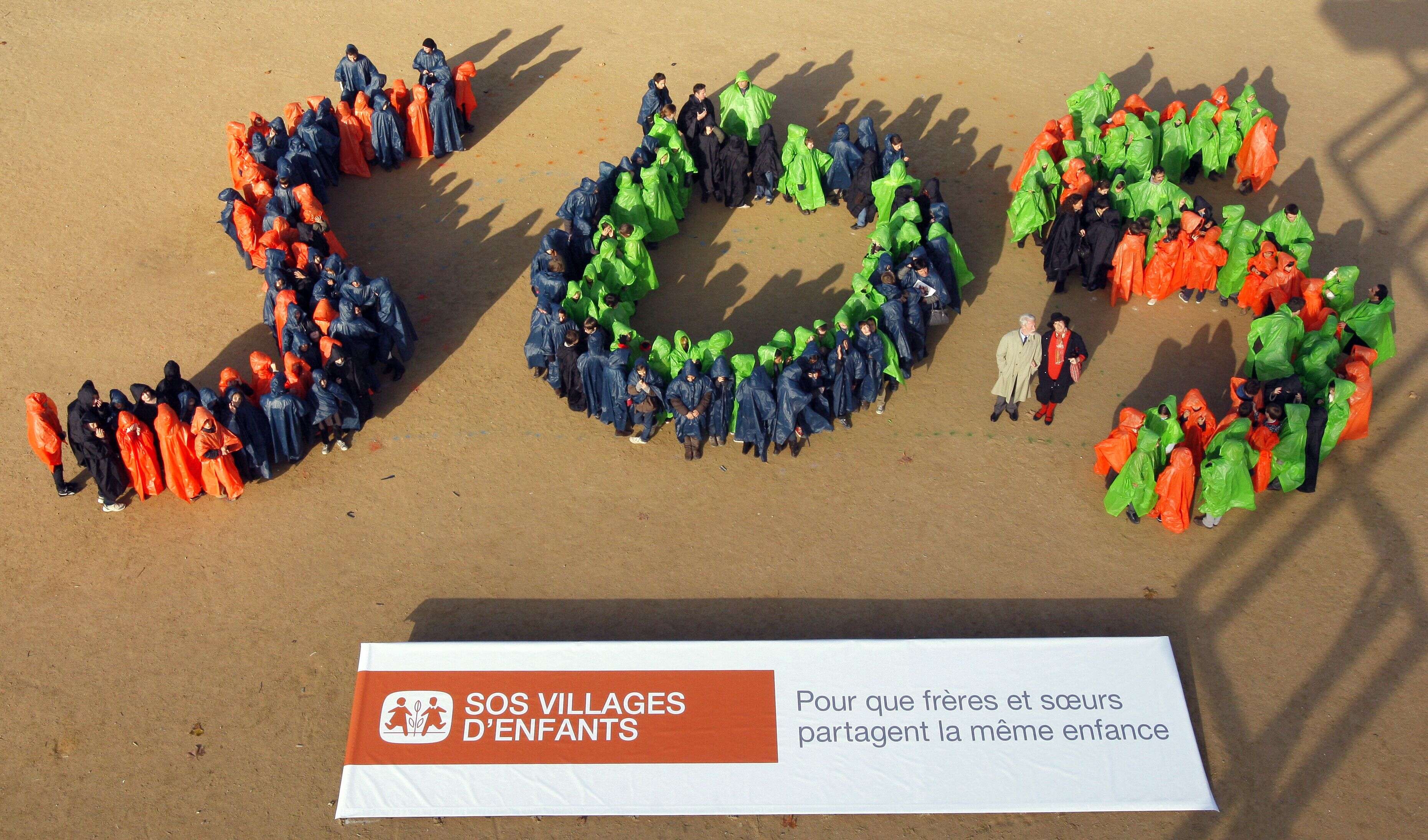 200 écoliers parisiens composent une chaîne humaine en forme de SOS pour l'association 