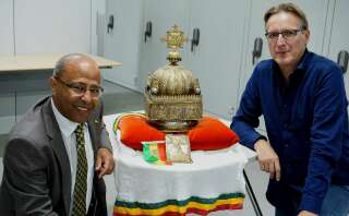 Sirak Asfaw (à gauche) et l'expert d'art Arthur Brand (à droite) entourant la couronne éthiopienne